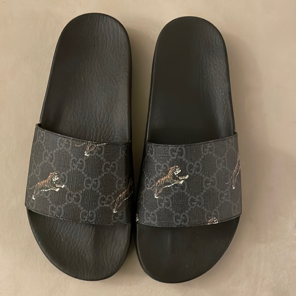 Gucci GG Supreme Tiger slides